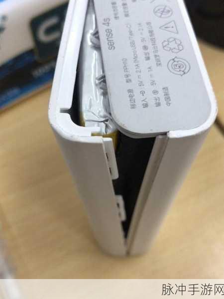手游玩家必备，揭秘罗马仕充电宝充电时第一个灯闪的原因