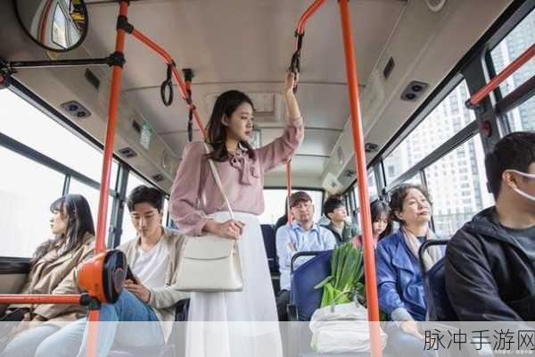 拥挤的公交被挤进身体深处：在人潮拥挤的公交车上感受身体深处的无奈与压迫