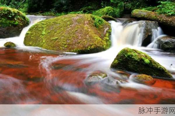 桃花洞口已是溪水潺潺是什么意思：溪水潺潺流淌，桃花洞口景色怡人如诗