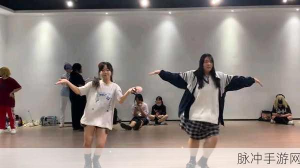 朴呢麦学生装热舞：激情四溢的朴呢麦学生装热舞盛典，尽展青春风采
