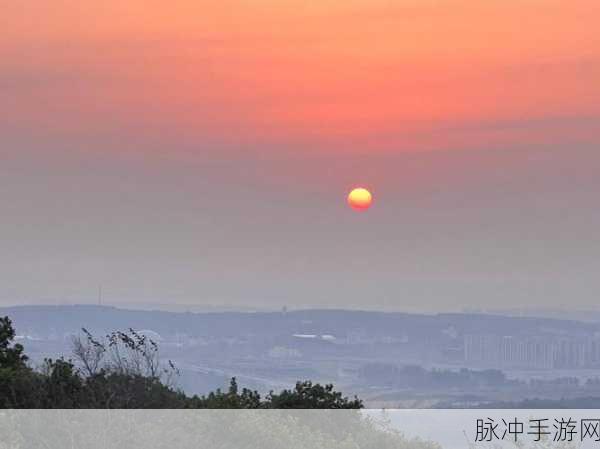 当晨曦初破晓,金色的阳光温柔地拂过岷山那绵延千里的皑皑白雪,整个世界仿佛：当晨曦初破晓，金色阳光温柔拂过岷山皑皑白雪，万物苏醒。