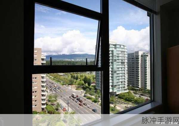 按在落地玻璃窗前c：在落地玻璃窗前，感受阳光洒满心间的温暖与宁静