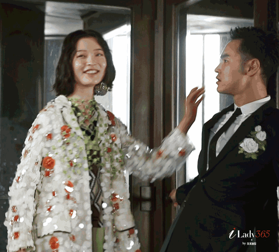 孙颖莎主动亲王楚钦：孙颖莎主动亲密接触王楚钦，展现甜蜜互动新动态