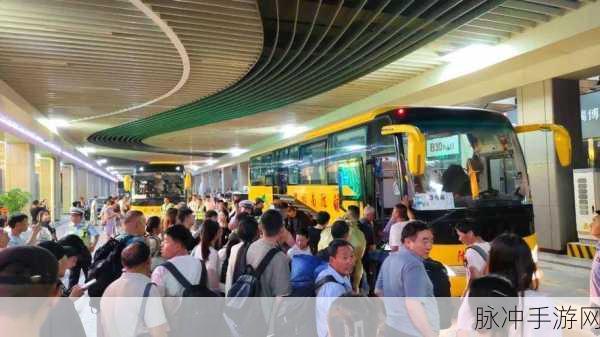 回乡大巴车最后一排：回乡大巴车最后一排的温情与思念