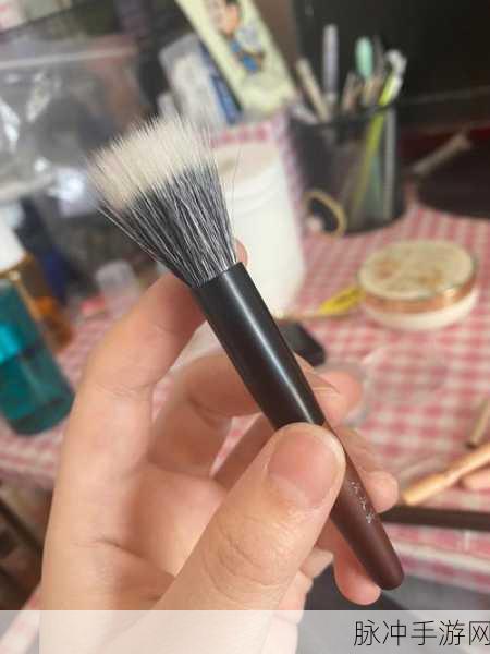 用刷子刷外国人脚底心：用刷子给外国人脚底心做按摩，体验异国风情之旅