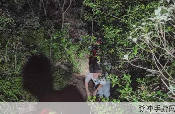 一小孩半夜喂女生吃困吧：夜深人静，小孩悄悄喂女生吃点心的温馨瞬间