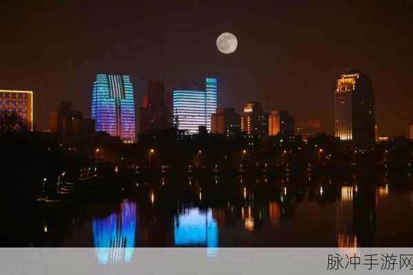 黑夜两人在个上打扑克：夜深人静，两人对弈扑克，月光洒满桌面。