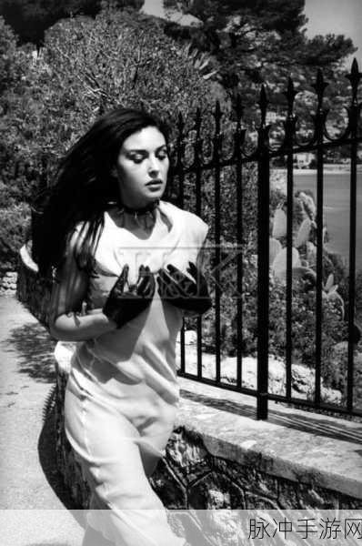 贝鲁奇裸照：贝鲁奇裸照引发热议，探讨女性身体与艺术的关系