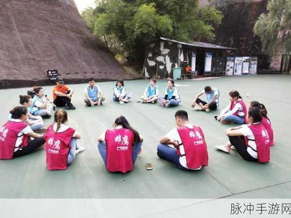 一人 上面2人 下高清：一人独立上行，二人在旁共同助力，共创美好未来