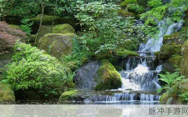 两峰夹小溪地湿又无泥诗：两峰环抱清溪流，湿润无泥自然幽