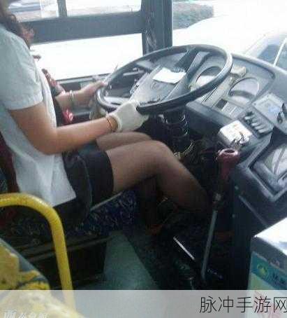 上下颠簸的公交车：公交车上的颠簸旅程：每一次都是冒险与发现