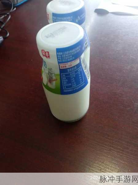 小洞饿了要喝牛奶：小洞饿了，牛奶来解饥，温暖又美味。