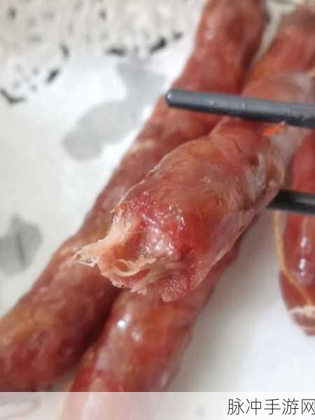 小洞饿了要吃大香肠：小洞饿了，心心念念的大香肠不可或缺！