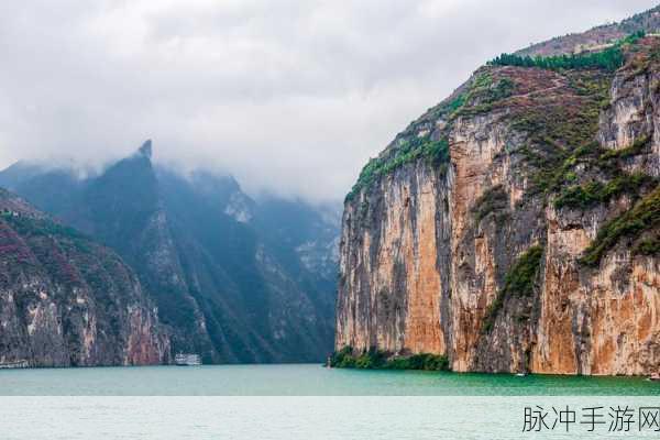 两峰夹小溪地湿：碧水潺潺映两峰，幽谷之间别样风情