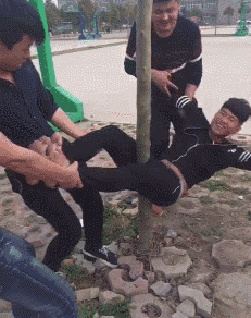 女生抓男生蛋疼的名场面爆笑：女生恶搞男生，蛋疼瞬间引发全场爆笑！