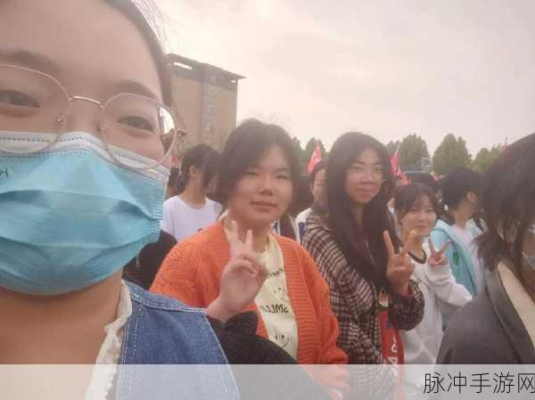 男女生嗟嗟嗟如痛照片：男女生在校园生活中，感受青春的欢笑与烦恼。