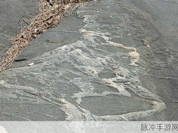 两峰夹小溪地湿又无泥诗 小说：两峰夹溪幽境，湿土无泥诗意盎然