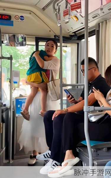 回姥姥家车上座位不够抱着妈妈：回姥姥家，车上座位紧张，我抱着妈妈的温暖。